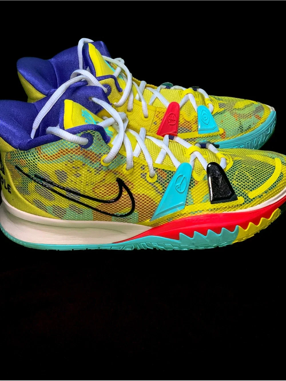 Nike Men’s sneaker. Kyrie 7 “1 World People” size 10